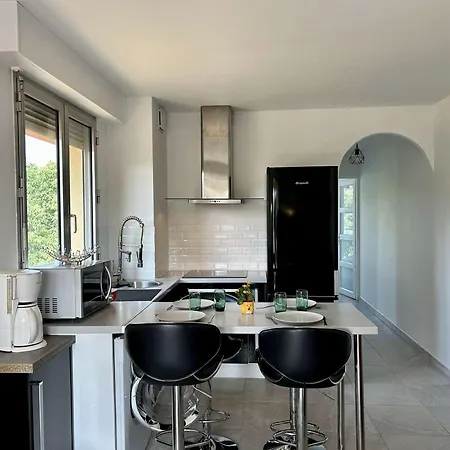 Apartment 2 Pieces Proche Avec Parking A Saint-raphael - Fr-1-226a-209